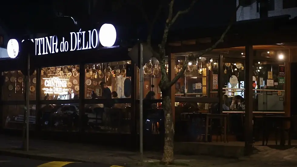 Fachada da Cantina do Délio na Rua Itupava, no Alto da XV, em Curitiba, à noite