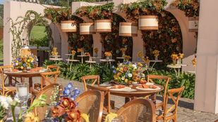 Decoração aérea em casamento de luxo com estruturas suspensas, lustres cenográficos e teto decorado como destaque do projeto visual.
