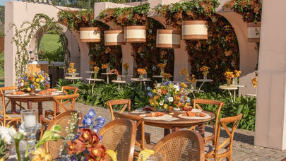 Decoração aérea em casamento de luxo com estruturas suspensas, lustres cenográficos e teto decorado como destaque do projeto visual.