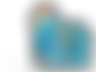 Linha de ovos de Páscoa Brasil Cacau 2026 com diversas collabs, incluindo Turma da Mônica, Fini, Nesquik e KitKat, dispostos em uma mesa colorida.