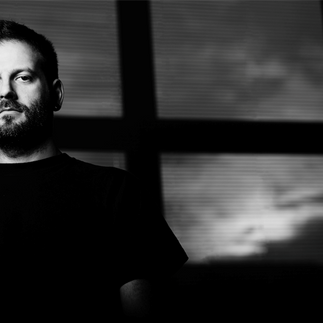 Warung Day Festival na Pedreira Paulo Leminski com público e palco iluminado