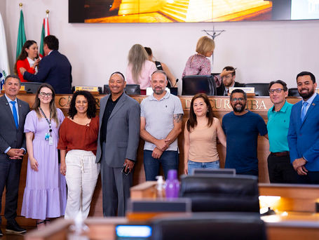 Horta urbana comunitária com plantio organizado em área pública de Curitiba