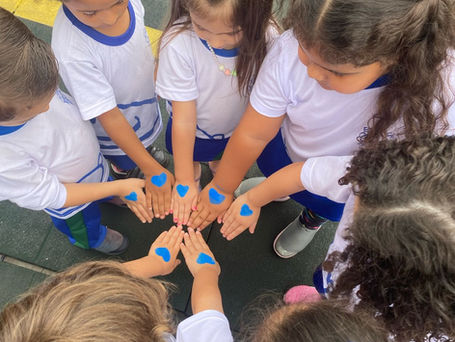 Crianças brincando em sala de aula de Educação Infantil do Sesc PR.