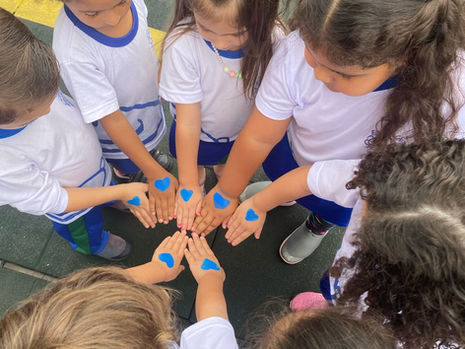Crianças brincando em sala de aula de Educação Infantil do Sesc PR.