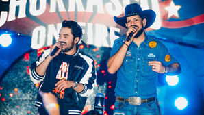 Evento Churrasco On Fire com show de Fernando e Sorocaba e público em experiência gastronômica