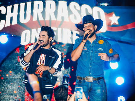 Evento Churrasco On Fire com show de Fernando e Sorocaba e público em experiência gastronômica