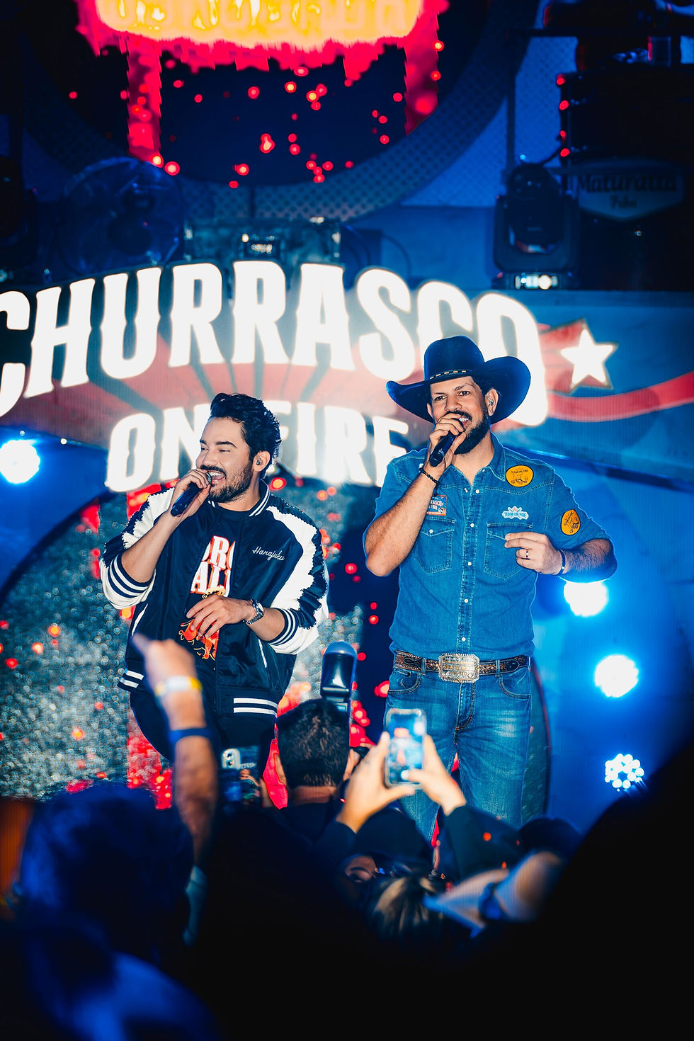 Evento Churrasco On Fire com show de Fernando e Sorocaba e público em experiência gastronômica