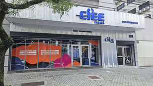 Painel informativo do CIEE/PR sobre vagas abertas no Paraná