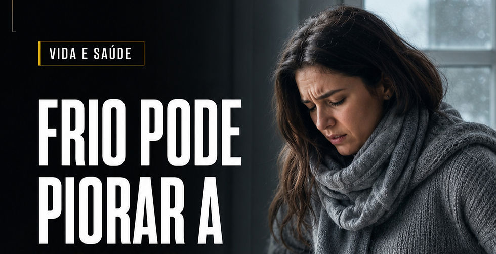 Mulher com expressão de desconforto em ambiente frio, representando dores associadas à endometriose no inverno. Especialista explica que o frio não faz a doença avançar, mas pode aumentar a sensibilidade à dor.