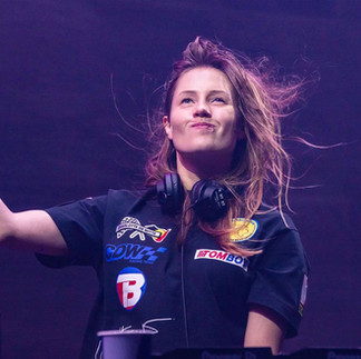 Warung Day Festival na Pedreira Paulo Leminski com público e palco iluminado