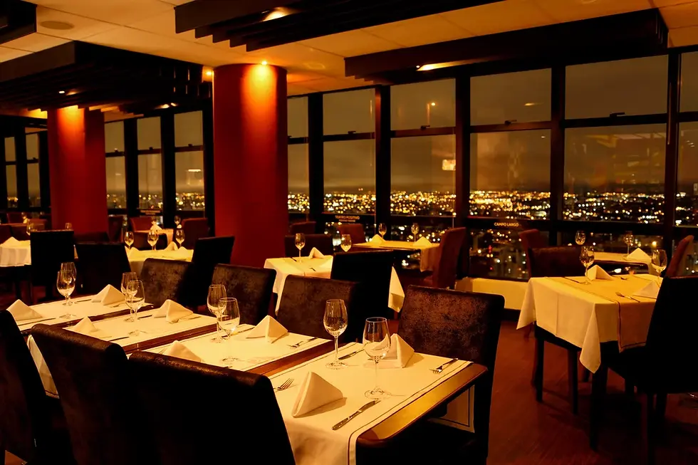 Salão do restaurante Terrazza 40, na cobertura do Champagnat Tower, no Bigorrilho, em Curitiba