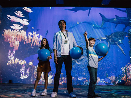 Exposição Dinos Alive com dinossauros animatrônicos em tamanho real no Jockey Plaza Shopping em Curitiba