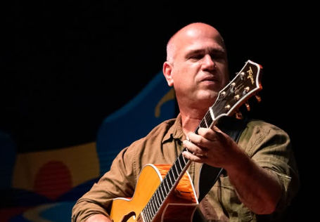 Guitarrista Nelson Faria se apresenta no Palco 180bpm, evento da Escola de Música 180bpm no Tork n’ Roll, em Curitiba