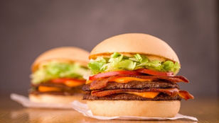 Fachada de restaurante Jeronimo Smash Burger com design moderno e ambiente convidativo