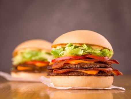 Fachada de restaurante Jeronimo Smash Burger com design moderno e ambiente convidativo