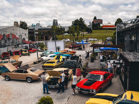 Mavericks clássicos alinhados em exposição automotiva no Armazém Garagem em Curitiba
