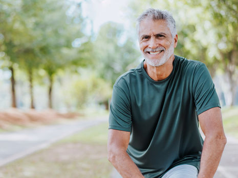 Homem em consulta médica com urologista, representando a importância do acompanhamento regular para diagnóstico precoce do câncer de próstata.