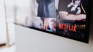 Tela de TV exibindo serviços de streaming