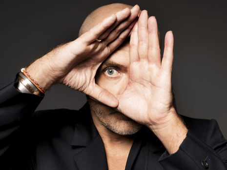 Sven Väth em foto de divulgação para evento de música eletrônica Frisson Sessions no Cine Lido, em Curitiba.