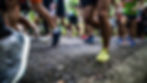 Participantes de corrida de rua largando juntos, representando diversidade e inclusão no evento Correr é Positivo em Curitiba.