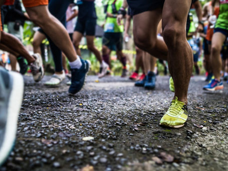 Participantes de corrida de rua largando juntos, representando diversidade e inclusão no evento Correr é Positivo em Curitiba.