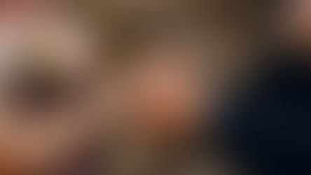 Casal sorridente em casamento ao ar livre, representando celebrações intimistas e com planejamento financeiro.