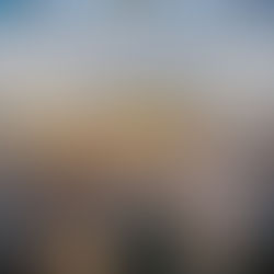 Público vibrando ao pôr do sol durante o Warung Day Festival na Pedreira Paulo Leminski, em Curitiba.