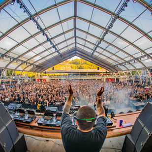 Público vibrando ao pôr do sol durante o Warung Day Festival na Pedreira Paulo Leminski, em Curitiba.