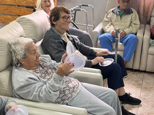 Idosos participam de atividade de ritmo com pratos descartáveis na Fundação José Carlos da Rocha