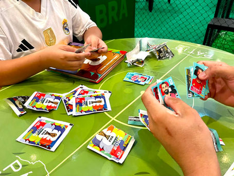 COPA DO MUNDO 2026 Entre figurinhas e memórias: tradição dos álbuns da Copa doMundo une pais, filhos e colecionadores em Boa Vista