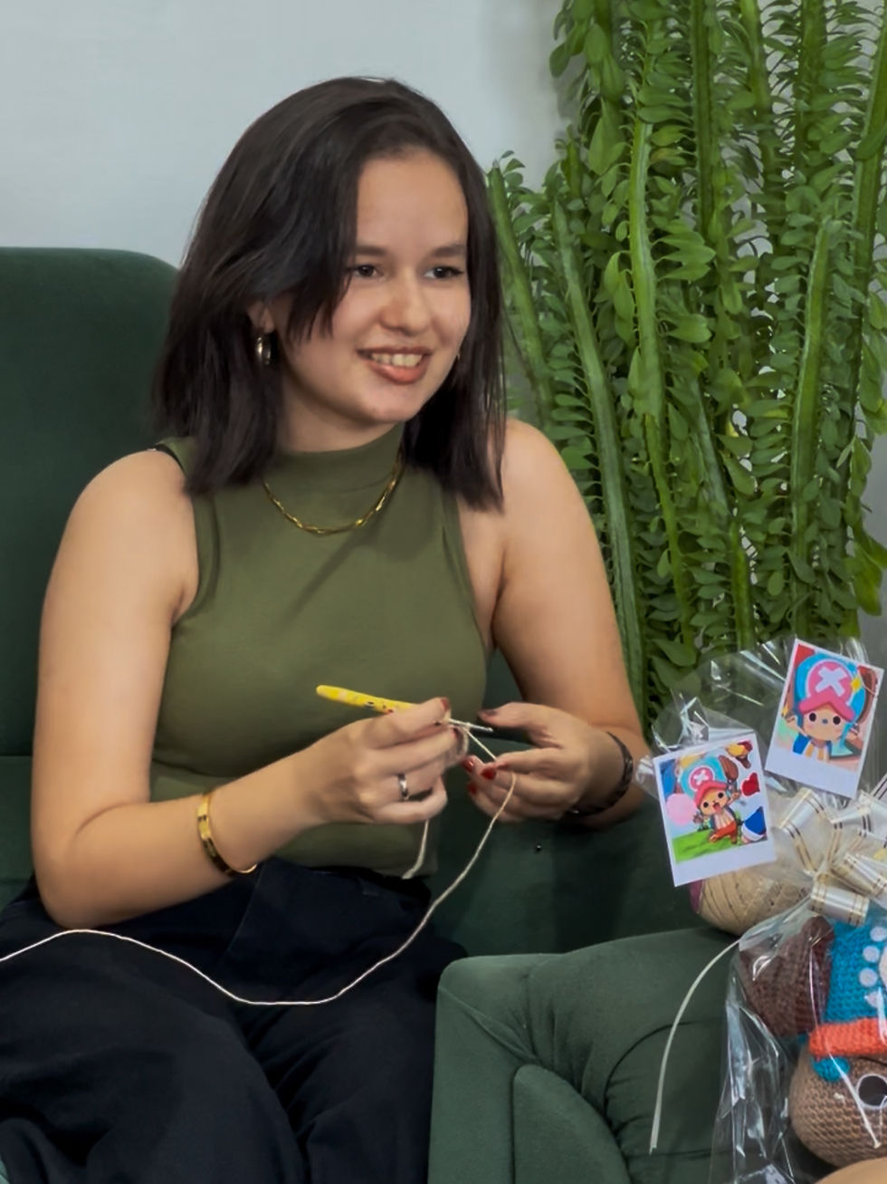 Yasmin Aragão, de 20 anos, concilia a graduação em Psicologia na UFRR com a produção de peças artesanais vendidas pela Crochê Nordestino RR. Foto: Kallisson Ribeiro.
