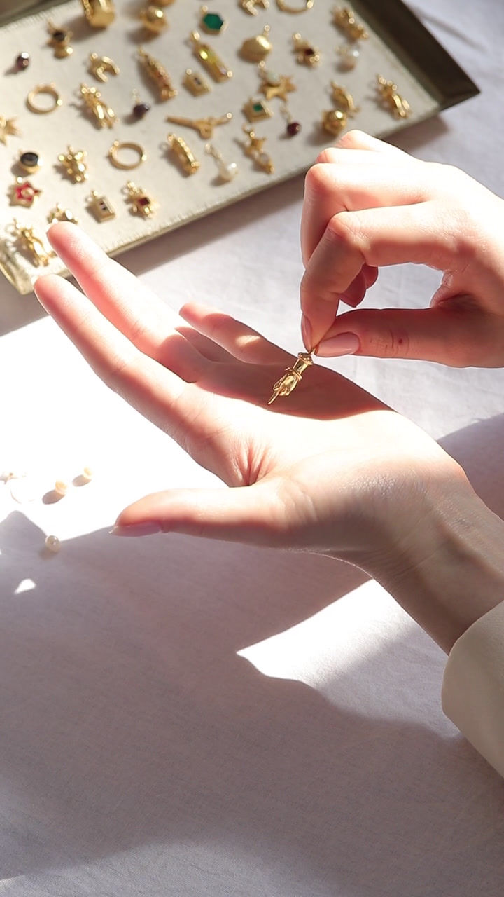 Küçük resim: middle finger charm