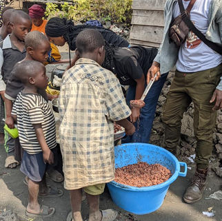 Shimama strekker ut hjelpende hånd til mennesker på flukt