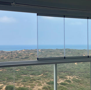 סגירת מרפסת זכוכיות נאספות