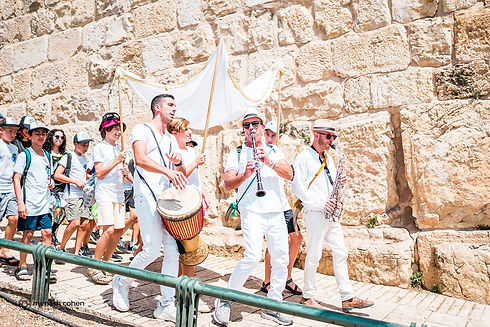 נגנים במהלך טקס בר מצווה בכותל