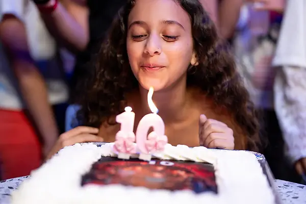 מתחם יום הולדת באילת - ילדה מכה עוגה
