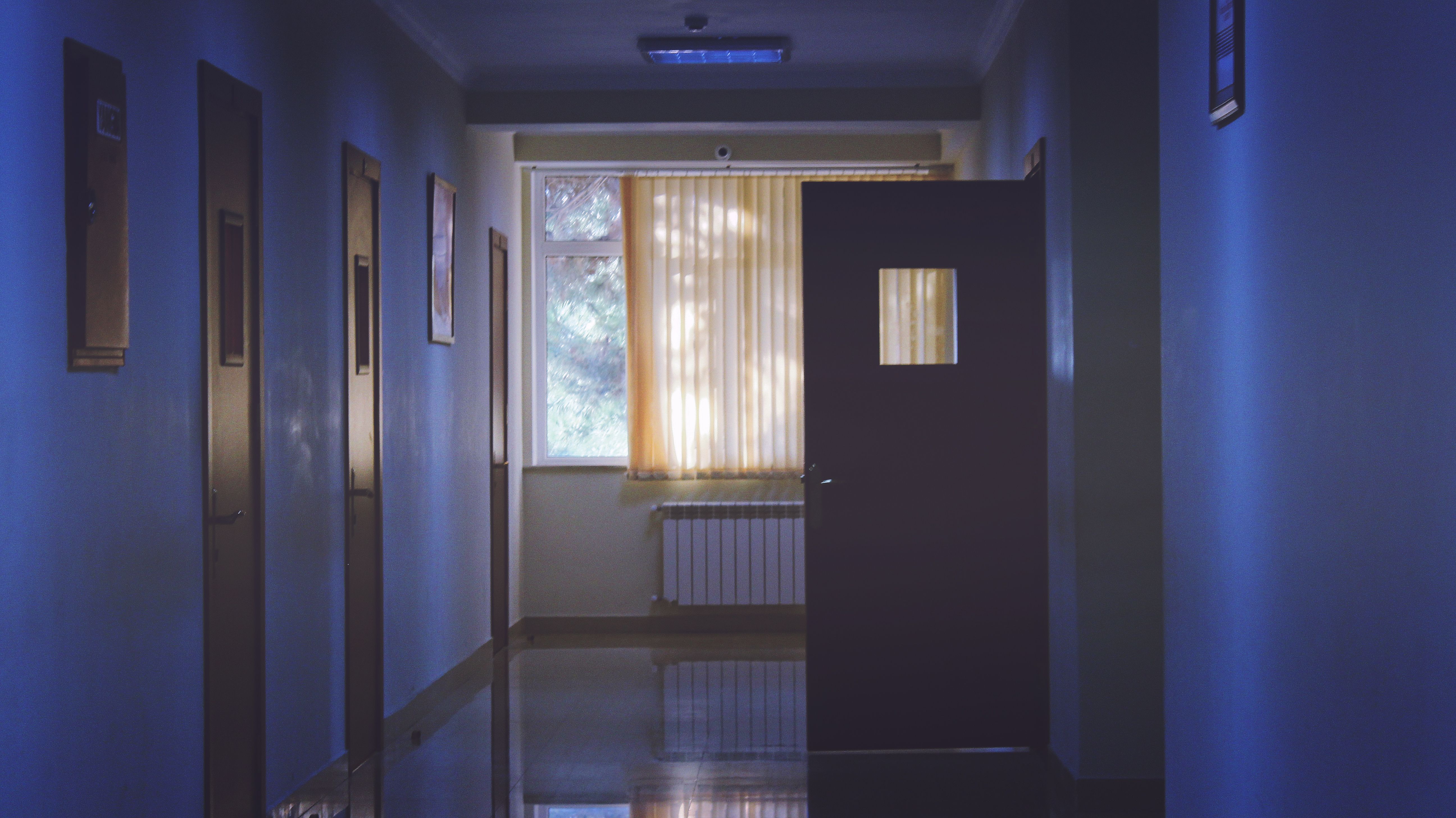 A quiet open doorway with sunlight