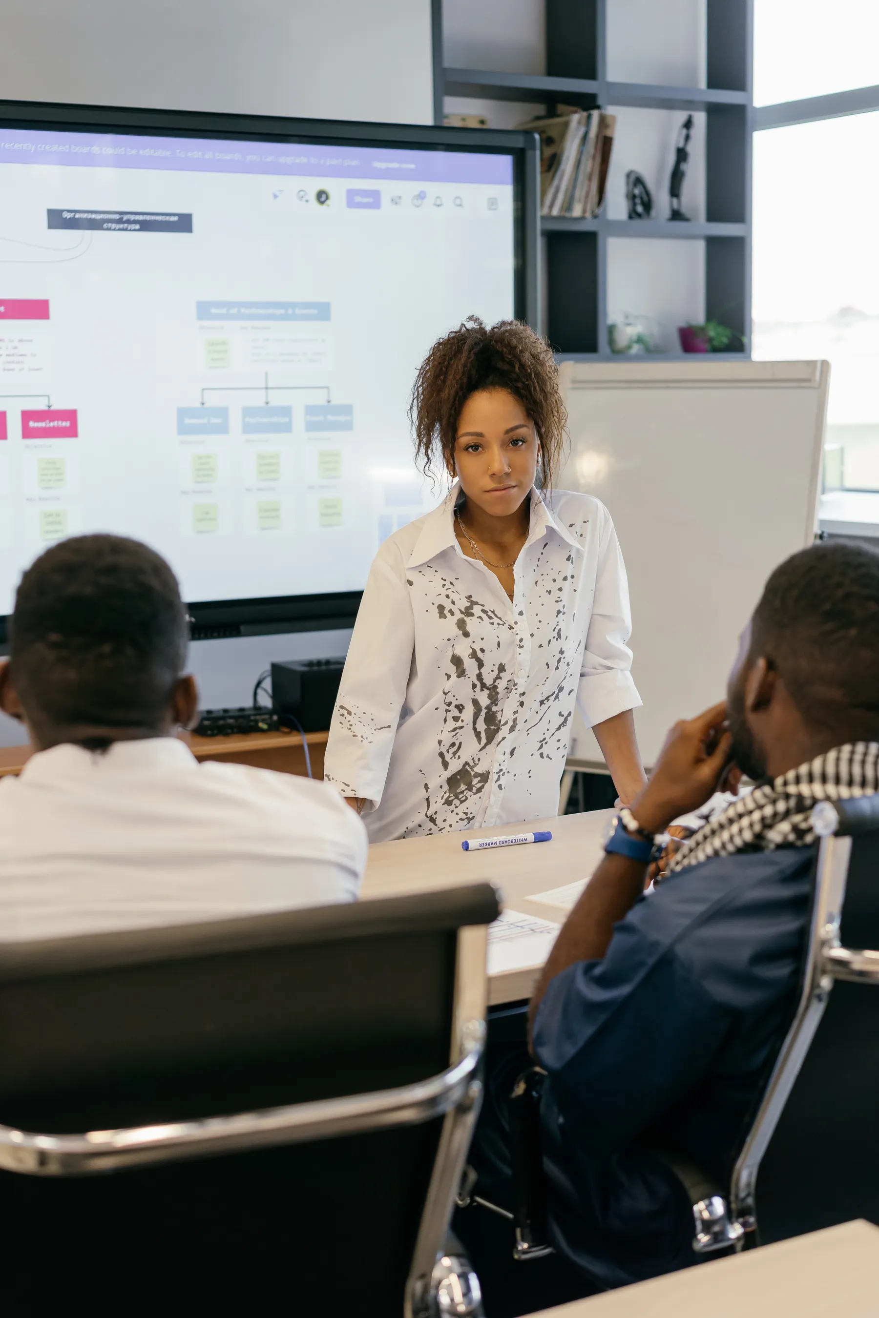 A project presenter speaks to colleagues during a work meeting.