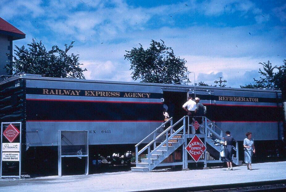 Thumbnail: O Scale Golden Gate Depot 54' REA Steel Reefer Cars