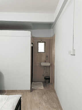 Room with washbasin and washroom door mat