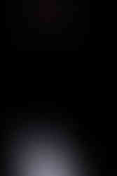 Siyah gökyüzü ve ayla beraber beyaz etekli bir kadın