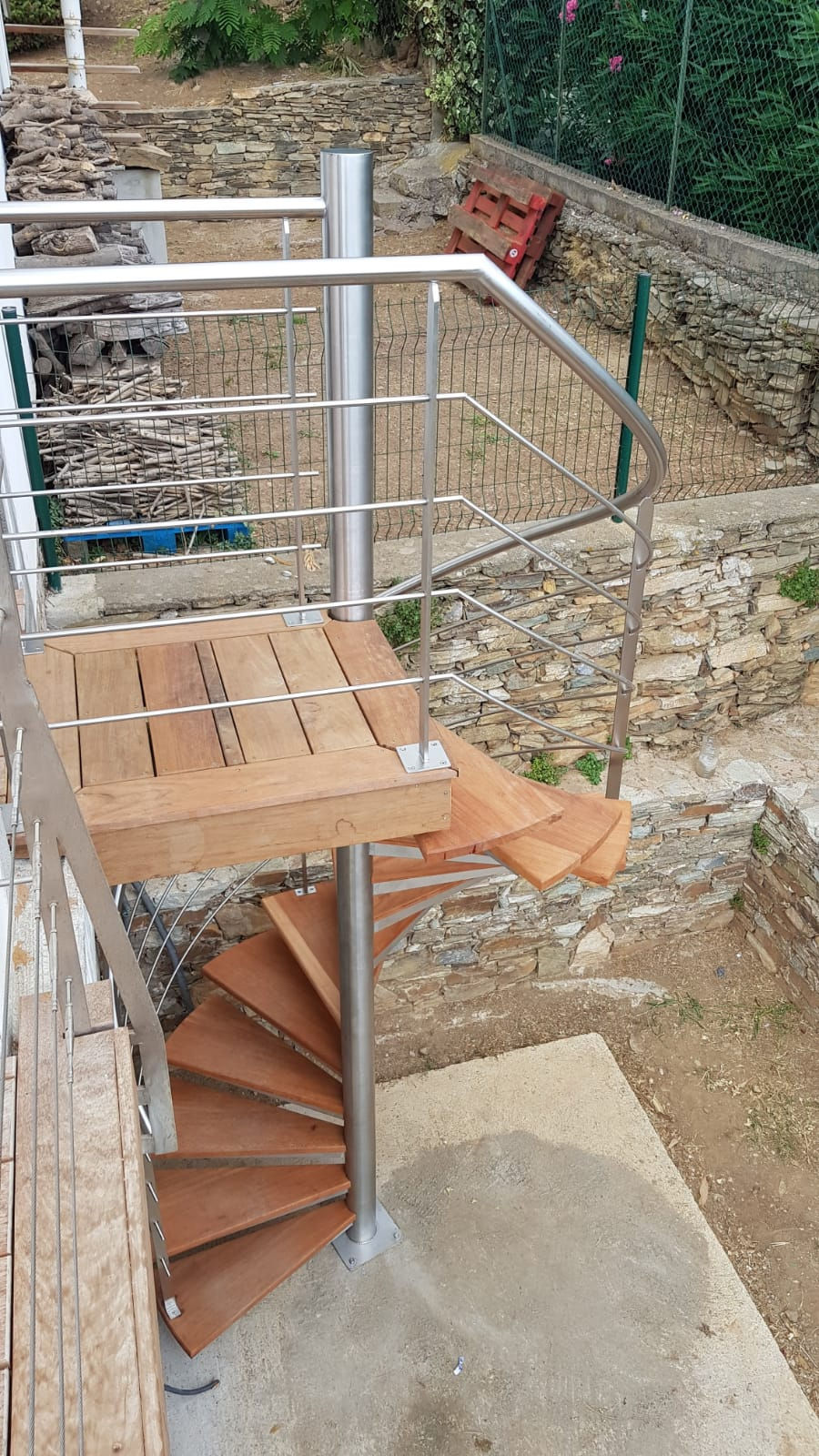 Escalier colimaçon inox et bois.