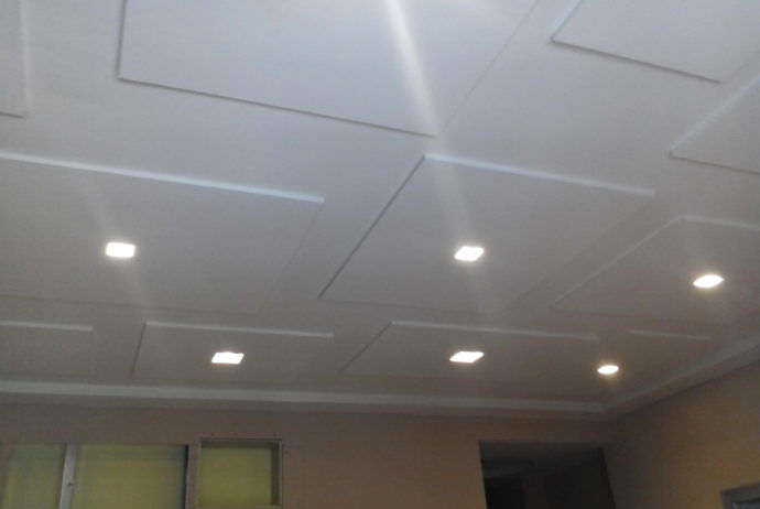 Controsoffitto decorato- Sala abitazione (RE)