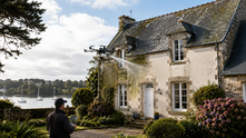 Révolutionner le Nettoyage de Toiture et Façade à Auray et dans le Golfe du Morbihan : L'Expertise Drone en 2026
