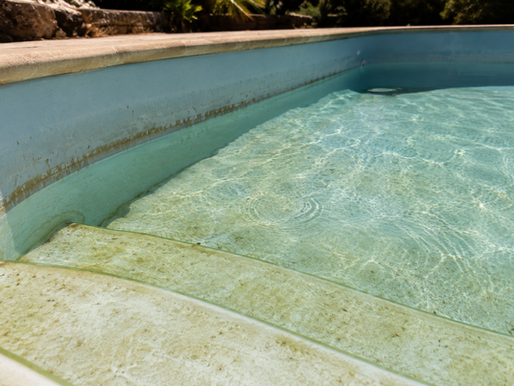 Fond de piscine glissant dans le Var : pourquoi et comment y remédier ?