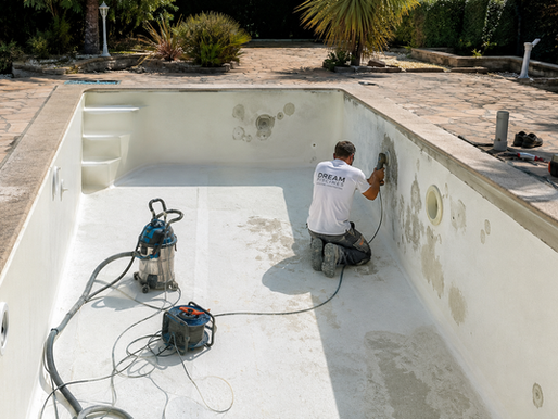 Rénovation piscine polyester à Fréjus : ce qu'il faut savoir avant de se lancer
