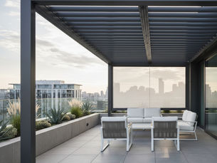 Pergola Bioclimatique ou Rétractable : Quelle Solution Choisir pour Sa Terrasse en 2026 ?