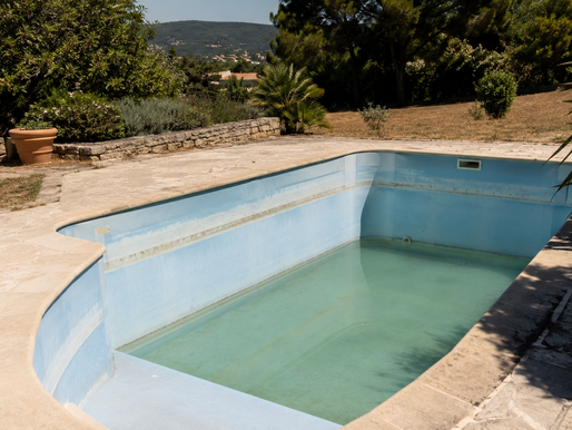 Ma piscine perd 3 cm d'eau par jour dans le Var : que faire ?