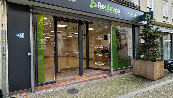 <h2 class="font_2" style="text-align: center"><strong>Replayce : Votre boutique<br>
de réparation de téléphone : iPhone / Smartphones / Tablettes à Limoges</strong></h2>
<h3 class="font_3"><br></h3>
<h2 class="font_2">Replayce, Votre Nouvelle Destination pour vos réparations à Sens (89) : Réparation, Accessoires et Vente de Smartphones Neufs & Reconditionnés !</h2>
<p class="font_8">Excellente nouvelle pour les habitants de Sens, ses environs et tout le département de l'Yonne ! Notre réseau de franchises, expert en réparations pour smartphones et tablettes, est fier d'annoncer l'ouverture de sa toute nouvelle boutique au cœur de <strong>Sens</strong> (89). Que vous ayez besoin de faire réparer un appareil endommagé, de le protéger, de l'équiper, ou même de changer de smartphone, nous sommes votre partenaire de confiance, offrant des services rapides, fiables et adaptés à tous vos besoins.</p>
<h3 class="font_3"><br></h3>
<p class="font_8"><strong>Réparation Experte de Smartphones et Tablettes : Redonnez Vie à Vos Appareils !</strong></p>
<p class="font_8">Un écran brisé, une batterie en fin de vie, un port de charge capricieux ou un bouton récalcitrant ? Ne laissez pas un problème technique gâcher votre quotidien ! Notre équipe de <strong>techniciens certifiés à Sens</strong> est spécialement formée pour diagnostiquer et réparer une vaste gamme de pannes sur toutes les marques et modèles de smartphones et tablettes (Apple, Samsung, Oppo, Xiaomi, Vivo et autres...). Nous savons à quel point votre appareil est indispensable. C'est pourquoi nous nous engageons à réaliser des <strong>réparations rapides et de haute qualité</strong>, en utilisant des <strong>pièces détachées sélectionnées avec le plus grand soin</strong>. Confiez-nous votre appareil en toute sérénité : notre mission est de vous le restituer en parfait état de fonctionnement, prolongeant ainsi sa durée de vie et vous faisant réaliser des économies significatives face à un remplacement coûteux.</p>
<h3 class="font_3"><br></h3>
<p class="font_8"><strong>Vente de Smartphones Neufs et Reconditionnés : Trouvez l'Appareil Idéal !</strong></p>
<p class="font_8">À la recherche d'un nouveau centre de réparation ? Au-delà de la réparation, notre boutique à Sens vous propose un choix judicieux de smartphones, adaptés à tous les budgets et toutes les envies :</p>
<ul class="font_8">
<li><p class="font_8"><strong>Smartphones Neufs :</strong> Découvrez les derniers modèles des grandes marques, avec toutes les garanties constructeur, pour profiter des innovations les plus récentes.</p></li>
<li><p class="font_8"><strong>Smartphones Reconditionnés :</strong> Faites un geste pour la planète et pour votre portefeuille ! Nos appareils reconditionnés sont minutieusement vérifiés, testés sur plus de 30 points de contrôle, et remis à neuf par des experts. Ils vous offrent la performance d'un appareil neuf à un prix plus doux, assortis d'une garantie commerciale de 12 mois pour votre tranquillité d'esprit.</p></li>
</ul>
<p class="font_8">Notre équipe est là pour vous conseiller et vous aider à trouver le smartphone qui correspondra parfaitement à votre usage et à votre budget. Et en plus, pas de panique, nous nous chargerons de vous faire le transfert de vos données !</p>
<p class="font_8"><br></p>
<h3 class="font_3"><strong>Équipez et Protégez Votre Appareil : Accessoires et Solutions d'Écran !</strong></h3>
<p class="font_8">Parce que la durabilité et la personnalisation sont essentielles, votre boutique Replayce à Sens est également dédiée aux accessoires et à la protection :</p>
<ul class="font_8">
<li><p class="font_8"><strong>Accessoires Indispensables :</strong> Explorez notre sélection de <strong>coques et étuis</strong> tendances, de <strong>chargeurs rapides</strong>, de <strong>câbles robustes</strong>, d'<strong>écouteurs</strong> pour une immersion sonore, de <strong>batteries externes</strong> pour ne jamais tomber en panne, et bien d'autres gadgets utiles pour optimiser votre expérience mobile.</p></li>
<li><p class="font_8"><strong>Protection d'Écran sur Mesure :</strong> L'écran est la partie la plus exposée de votre smartphone. Pour le préserver, nous proposons une <strong>pose professionnelle et sans bulles</strong> de :<strong>Films en Hydrogel :</strong> Flexibles, ultra-résistants aux chocs et rayures, et même auto-régénérants, ils s'adaptent parfaitement aux écrans incurvés.<br>
<strong>Verres Trempés :</strong> Pour une protection maximale contre les impacts directs et les chutes, nos verres trempés de haute qualité sont une barrière de sécurité indispensable.<br>
</p></li>
</ul>
<p class="font_8">Rendez-vous dès aujourd'hui dans votre nouvelle boutique, située au <strong>48, Grande Rue</strong> experte en smartphones et tablettes à Sens ! Notre équipe vous attend avec le sourire pour vous offrir les meilleurs services et conseils. À très bientôt !</p>
<p class="font_8"><br></p>
<p class="font_8"><strong>Horaires :</strong></p>
<p class="font_8">Votre boutique de réparation vous accueille du lundi au samedi <strong>sans rendez-vous, de 10h à 19h Non-stop !</strong></p>