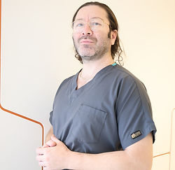 Dr Anvar Ahmedov Chirurgien Esthétique et Reconstructrice.JPG